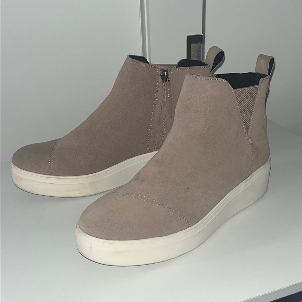 EUC  TOMS Zip Up Sneakers